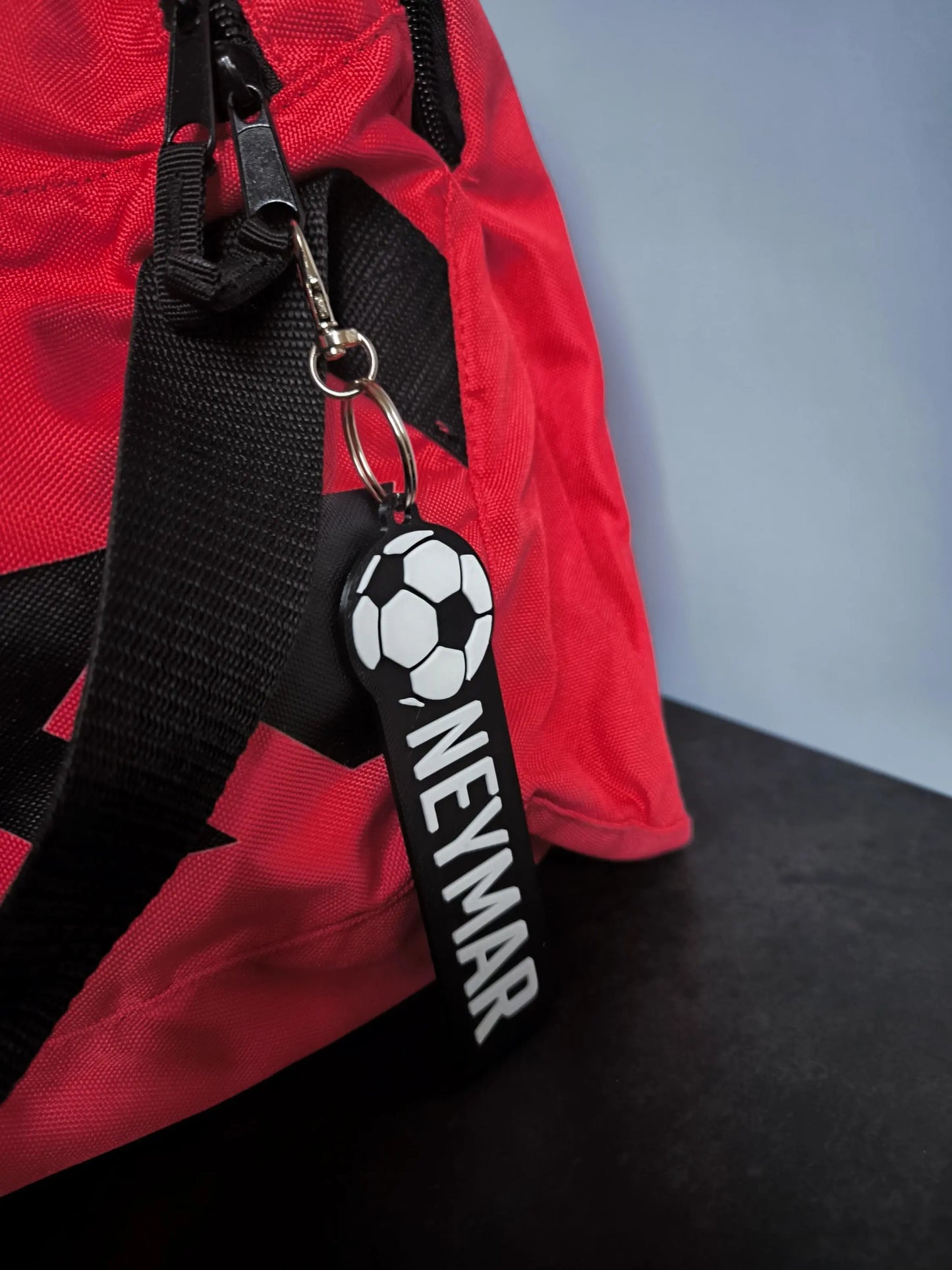 Personalisierter Fußball Taschenanhänger – Schlüsselanhänger mit Name – Perfektes Geschenk für Fußballfans & Sporttaschen Zubehör