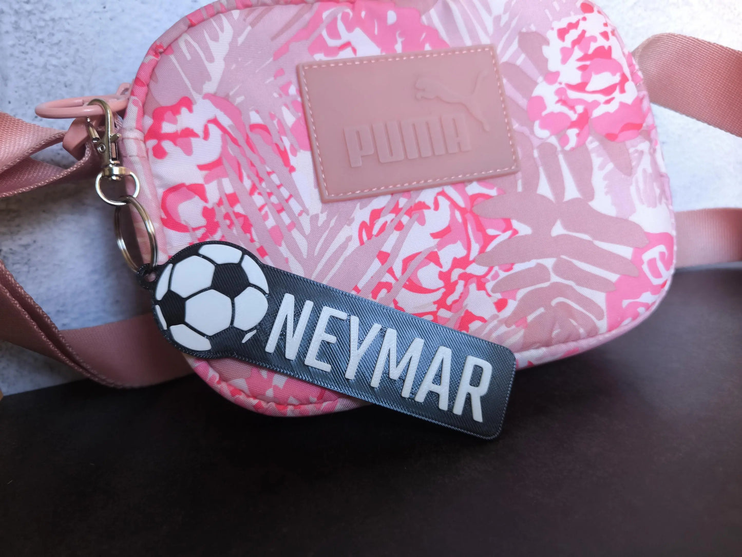 Personalisierter Fußball Taschenanhänger – Schlüsselanhänger mit Name – Perfektes Geschenk für Fußballfans & Sporttaschen Zubehör