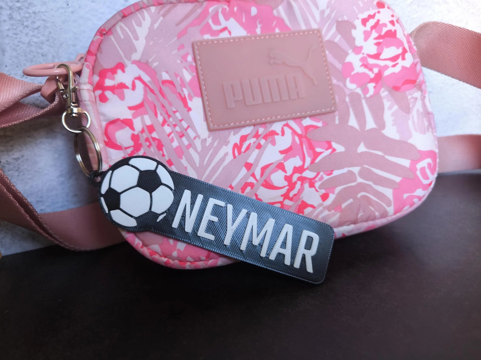Personalisierter Fußball Taschenanhänger – Schlüsselanhänger mit Name – Perfektes Geschenk für Fußballfans & Sporttaschen Zubehör